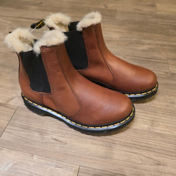 Dr Martens 2976 Leonore Chelsea Boots Faux Fur Lined in Saddle Tan for Women   7 - Picture 1 of 6
